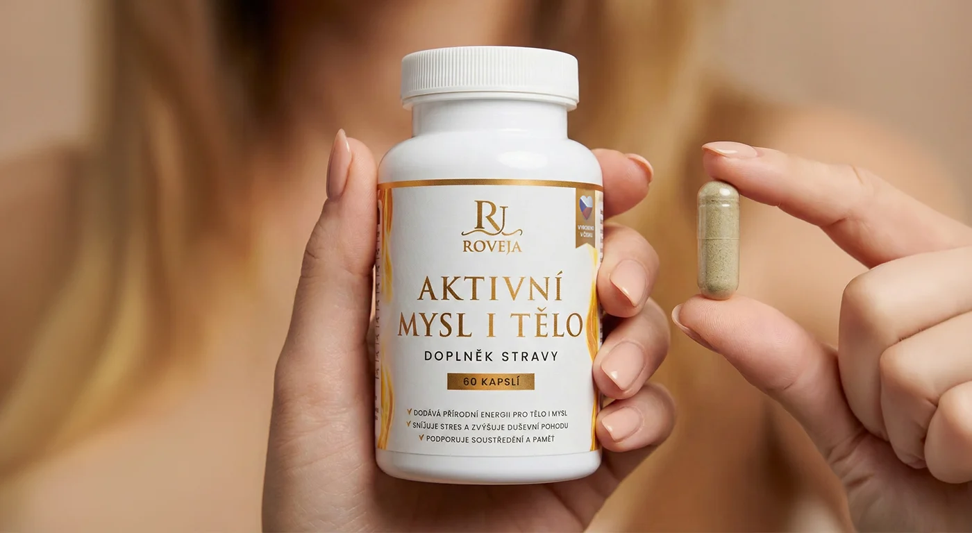 Detailní záběr doplňku Roveja Aktivní mysl i tělo – žena drží produkt a kapsli v ruce připravenou k užití